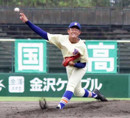 7回のピンチで救援した星稜・奥川恭伸投手（撮影・柏原誠）