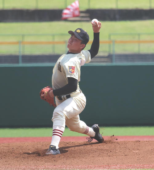 作新学院対宇都宮商　先発し力投する作新学院・林勇（撮影・佐藤勝亮）