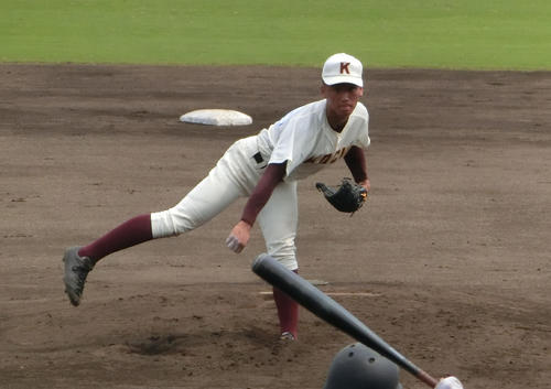 高知対高知商　6回から救援した高知・森木（撮影・奥田隼人）