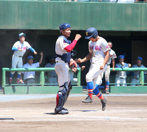花咲徳栄対春日部共栄　8回決勝点のホームを踏む花咲徳栄の羽佐田（撮影・佐藤成）