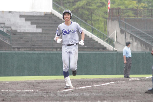 小松大谷対津幡　6回表無死、左越えに本塁打を放った小松大谷・山根滉太内野手（撮影・柏原誠）
