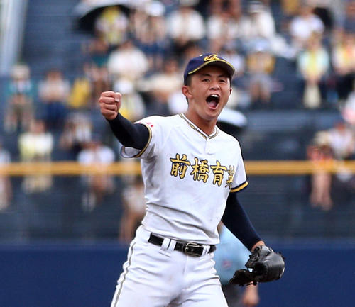 前橋育英対前橋商　4年連続の優勝を決め、ガッツポーズをする前橋育英・梶塚（撮影・伊作将希）