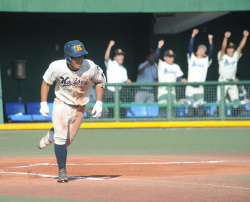 海星対長崎日大　タイブレーク13回、海星・坂本主将が右前決勝打を放つ（撮影・浦田由紀夫）