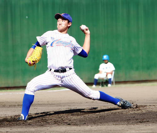 山村学園対大宮東　2回から登板した山村学園のエース和田（撮影・佐藤成）