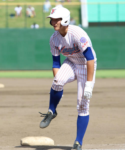 山村学園対大宮東　5回表、一塁ベース上でふくらはぎを気にする山村学園の和田（撮影・佐藤成）