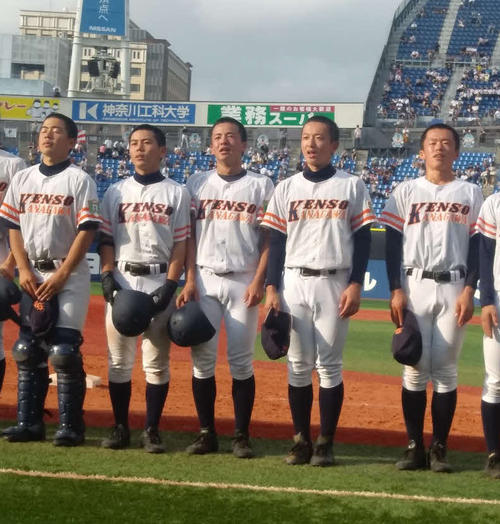 東海大相模対相模原　試合後に観客にあいさつする四元勇成投手（右から2番目）ら相模原ナイン