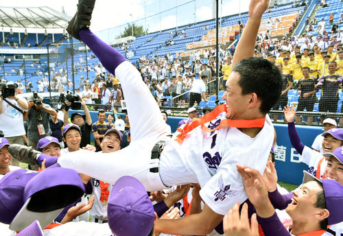優勝を決めナインから胴上げされる主将の関東第一・渋谷（撮影・滝沢徹郎）