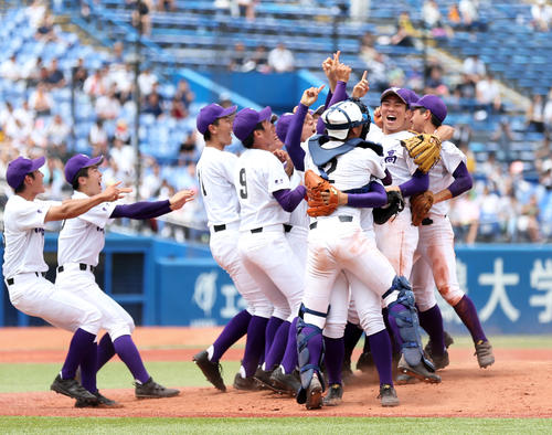 優勝を決め喜び合う関東第一ナイン（撮影・佐田亮輔）