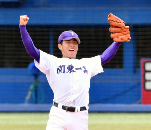 完封勝利で優勝を決め、ガッツポーズする関東第一・谷（撮影・滝沢徹郎）