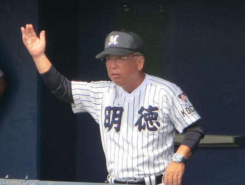 明徳義塾対岡豊　ベンチから指示を送る明徳義塾・馬淵監督