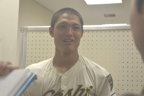 敗戦後、取材対応をする創志学園・西（撮影・望月千草）