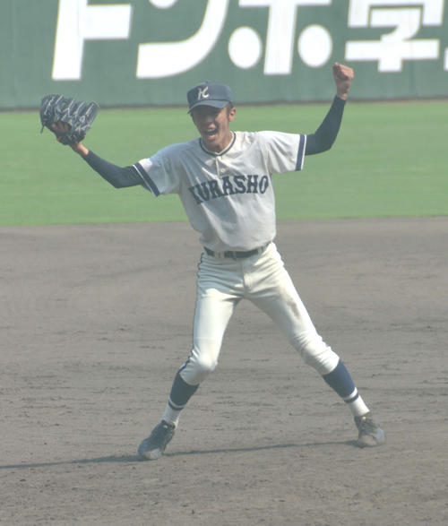 創志学園に勝利し、飛び跳ねて喜ぶ倉敷商・木村（撮影・望月千草）