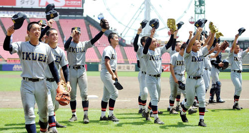 決勝進出を決め、応援席の声援に応える仙台育英ナイン