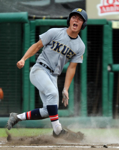 仙台育英対東北学院榴ケ岡　6回1死一、三塁、犠飛で生還し雄たけびを上げる中里（撮影・佐々木雄高）