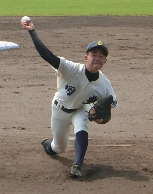 明徳義塾対岡豊　先発し、終盤まで好投を続けた岡豊・植田ジゲン（撮影・奥田隼人）