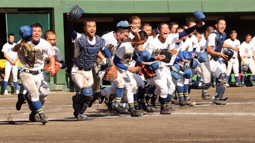 聖光学院対光南　決勝進出を決め、応援席に向かう聖光学院の選手たち。中央右は須藤（撮影・野上伸悟）