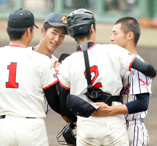 決勝進出を逃し、手前左から日大東北・磯上、弓田と健闘をたたえあう奥（左）から東日大昌平・菊地、増子主将（撮影・野上伸悟）