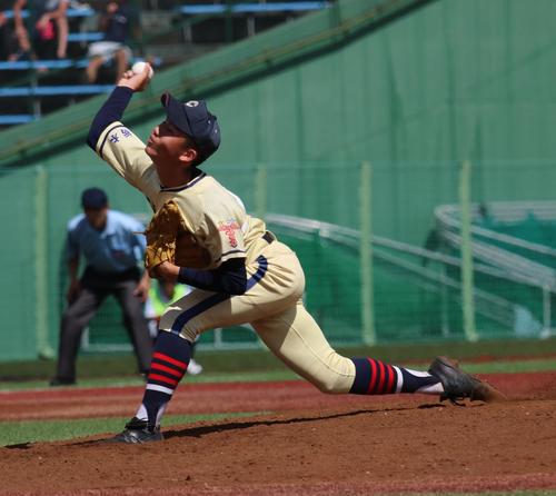 作新学院対宇都宮商　2番手で登板し力投する宇都宮商・高根沢（撮影・佐藤勝亮）