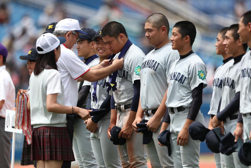 準優勝のメダルが授与される小山台ナイン（撮影・佐田亮輔）