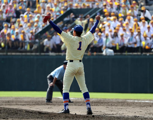 星稜対小松大谷　9回裏小松大谷2死、二ゴロに仕留めて優勝し、ガッツポーズする奥川（撮影・大野祥一）