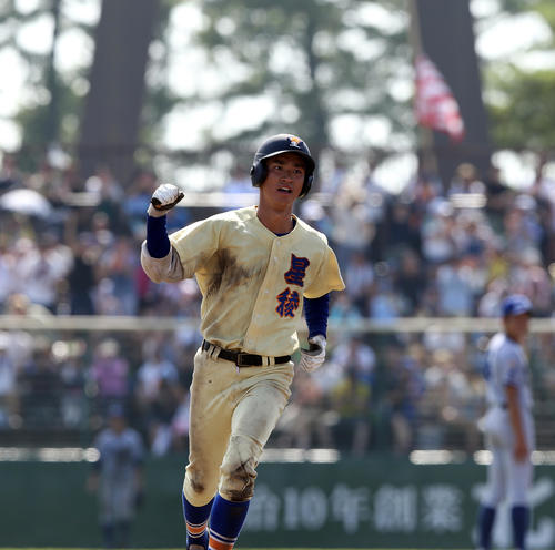星稜対小松大谷　9回表星稜2死満塁、勝ち越しの満塁本塁打を放ち、ガッツポーズする東海林（撮影・大野祥一）