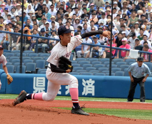 東海大相模対日大藤沢　力投する日大藤沢・武冨（撮影・鈴木正章）
