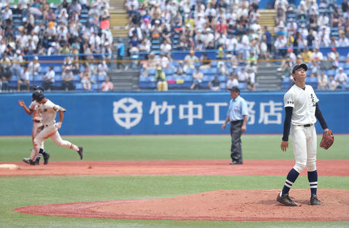 国学院久我山対創価　6回裏創価無死、中山（左）に左越えソロ本塁打で同点とされ、上を見上げる国学院久我山・高下（右）（撮影・河田真司）