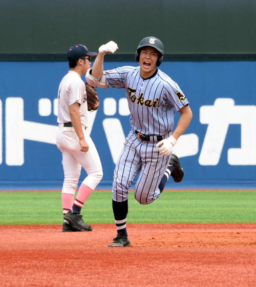 東海大相模対日大藤沢　3回表東海大相模2死二塁、中越えに2点本塁打を放った遠藤はガッツポーズで二塁を回る（撮影・鈴木正章）