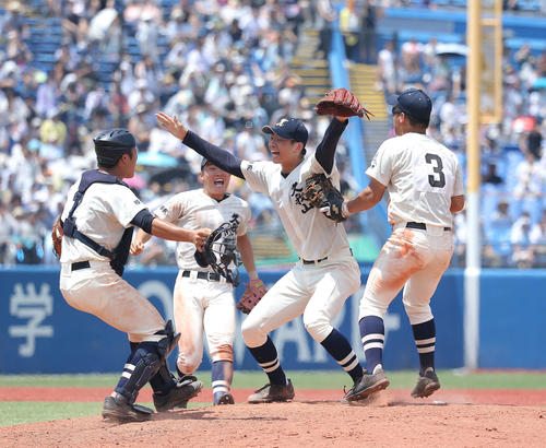 国学院久我山対創価　創価に勝利し、優勝を果たす国学院久我山ナインはマウンドで歓喜（撮影・河田真司）
