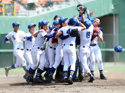 日大東北対聖光学院　甲子園出場を決め輪になる聖光学院ナイン（撮影・山田愛斗）