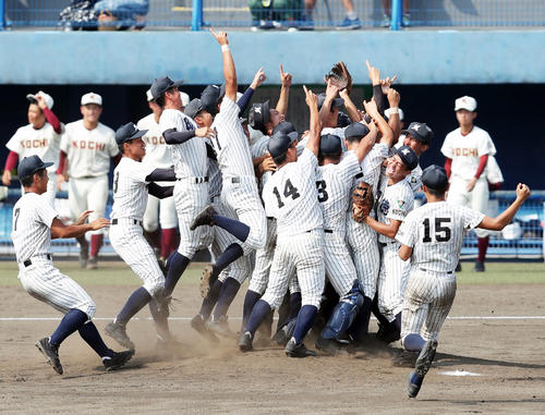 高知に勝利し甲子園出場を決め、マウンドで歓喜する明徳義塾ナイン（撮影・前田充）