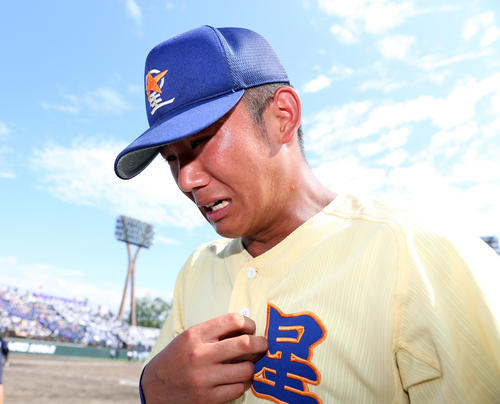 星稜対小松大谷　優勝し、感極まる奥川（撮影・大野祥一）
