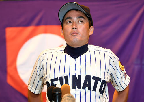 花巻東対大船渡　試合後、会見に応じる大船渡・国保監督（撮影・横山健太）