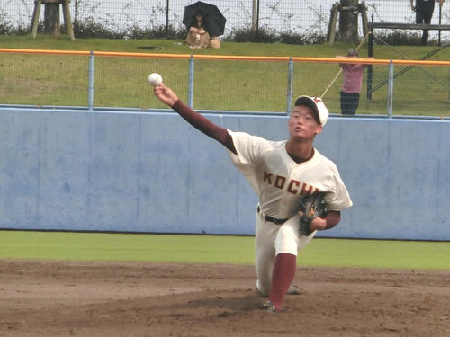 高知対高知商　6回から救援した高知・森木