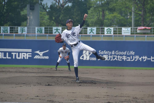 先発した金光大阪・辻本（撮影・望月千草）
