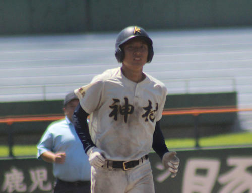 鹿屋中央対神村学園　4回裏神村学園2死一塁、勝ち越しの左越え2点本塁打を放った田中天