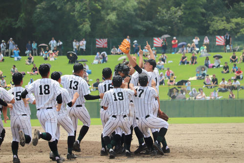 津田学園対海星　優勝を決めマウンドで歓喜する津田学園ナイン（撮影・山崎健太）＝2019年7月28日、県営松阪球場