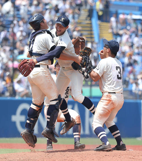 国学院久我山対創価　創価に勝利し、優勝を果たす国学院久我山ナインはマウンドで歓喜（撮影・河田真司）