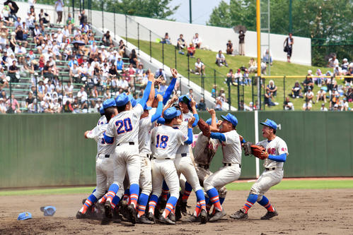 花咲徳栄対山村学園　優勝を決め歓喜の輪を作る花咲徳栄ナイン（撮影・滝沢徹郎）