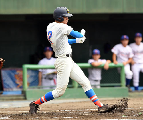 花咲徳栄対山村学園　1回表花咲徳栄2死二、三塁、菅原は左中間へ2点適時二塁打を放つ（撮影・滝沢徹郎）