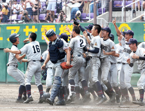 9回裏立命館宇治2死二塁、上田龍一郎（左）はサヨナラ左越え適時打を放ち歓喜の輪に加わる（撮影・白石智彦）