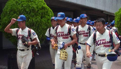 2年ぶりの兵庫大会決勝進出を決めた神戸国際大付ナイン（撮影・堀まどか）