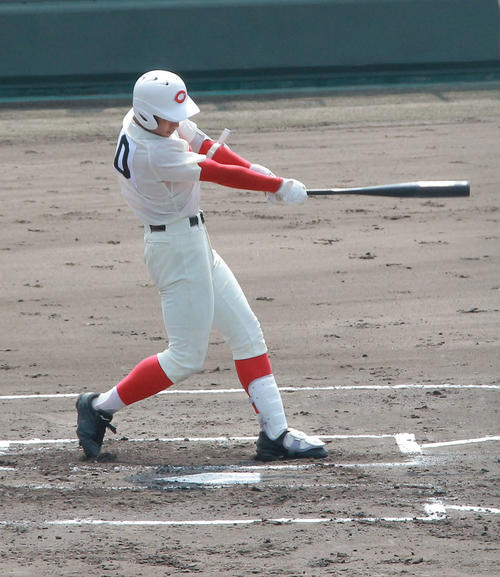初回、2死二塁から左前に先制打を放つ智弁和歌山・徳丸（撮影・松本直也）＝2019年7月14日、紀三井寺