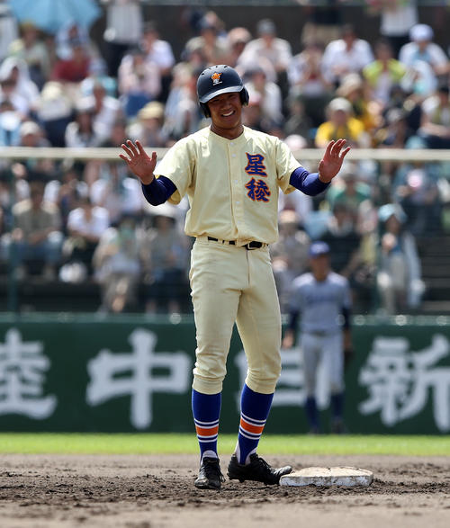 星陵対小松大谷　4回表星陵1死一塁、先制の適時打を放ち、笑顔を見せる奥川（撮影・大野祥一）
