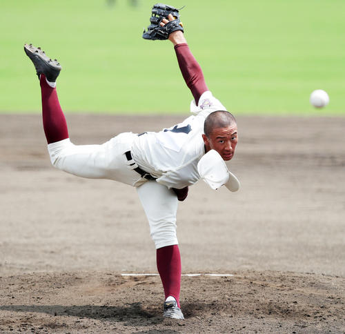 3回から2番手で登板する高知・森木（撮影・前田充）