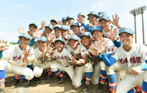 花咲徳栄対山村学園　五連覇を達成し「5」のポーズをする花咲徳栄ナイン（撮影・滝沢徹郎）