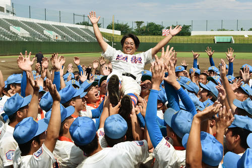 花咲徳栄対山村学園　5連覇を達成しナインに胴上げされる岩井監督（撮影・滝沢徹郎）