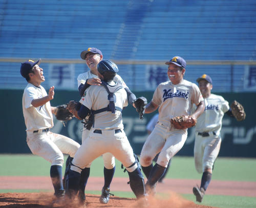 海星対鎮西学院　甲子園を決めた海星ナインがマウンドで歓喜した（撮影・浦田由紀夫）