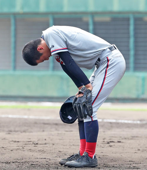 9回裏立命館宇治2死二塁、上田龍一郎にサヨナラ左越え適時打を打たれ、がっくりと肩を落とす酒井海央（撮影・白石智彦）