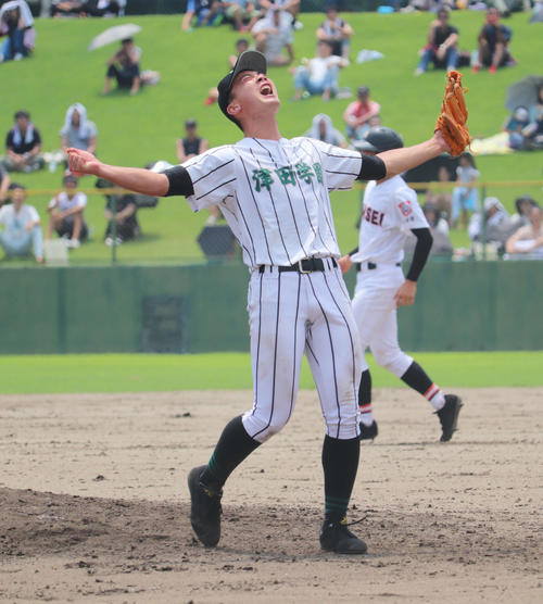 津田学園対海星　優勝を決め、雄たけびを上げる津田学園・前（撮影・山崎健太）